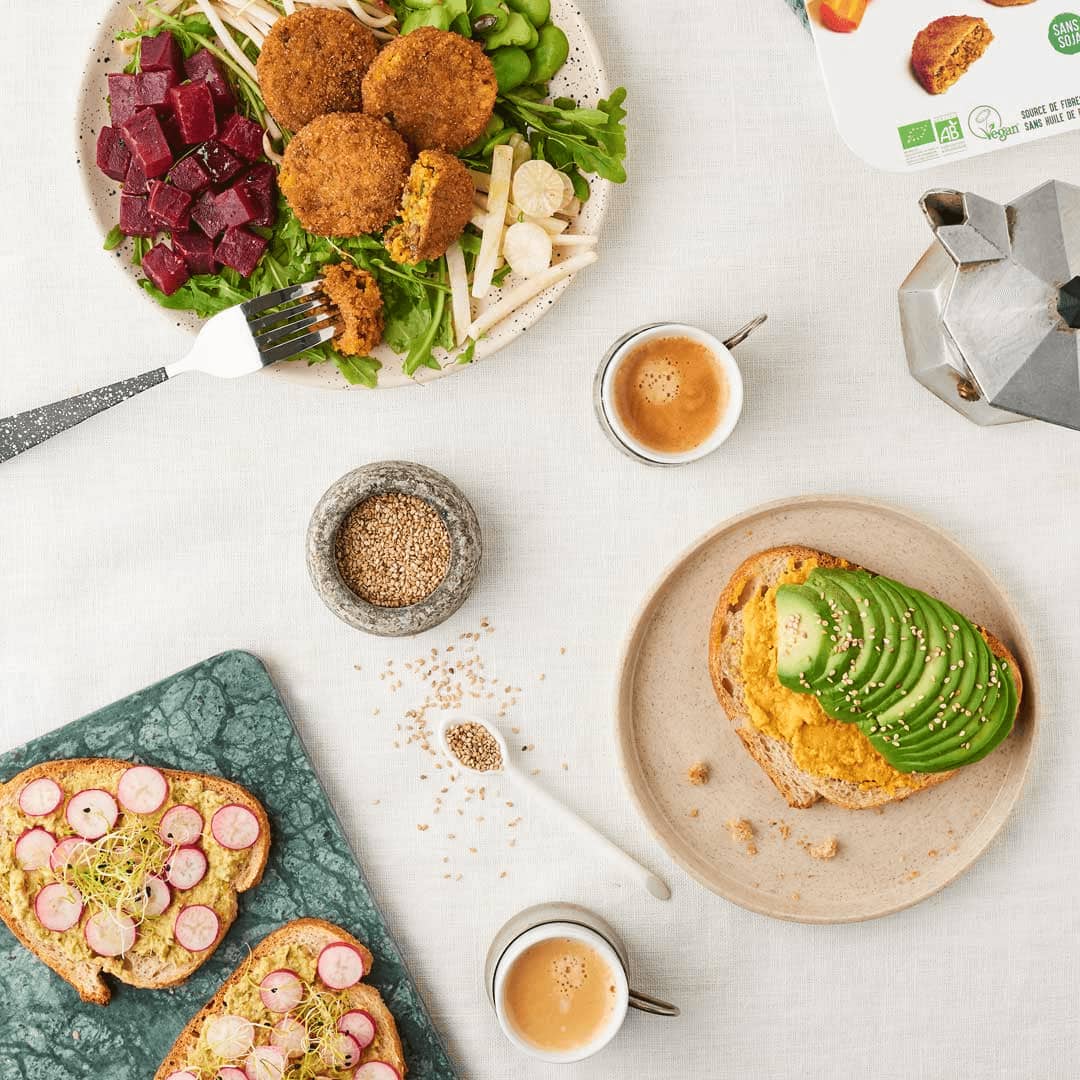 Toasts aux délices et salade avec ses panés de lentilles vertes au curry